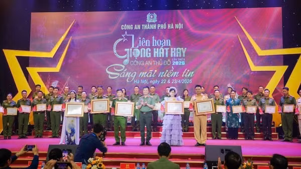 Đại tá Nguyễn Ngọc Quyền, Phó Giám đốc Công an Hà Nội trao giải A cho các tiết mục đạt giải.