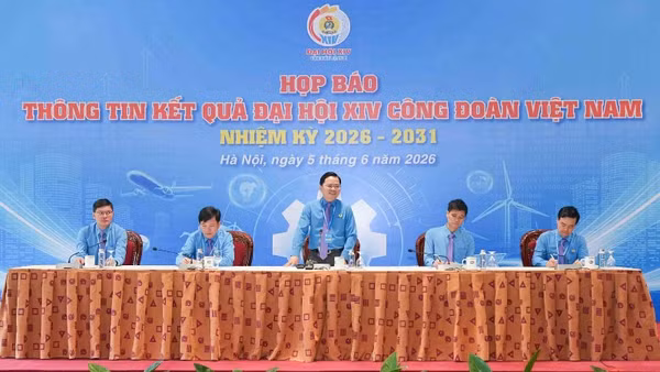 Đồng chí Nguyễn Anh Tuấn, Chủ tịch Tổng Liên đoàn Lao động Việt Nam khóa XIV chủ trì họp báo. (Ảnh: NGUYỄN HẢI)