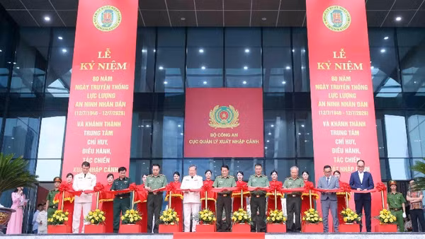 Các đại biểu cắt băng khánh thành công trình Trung tâm Chỉ huy, điều hành, tác chiến xuất nhập cảnh.