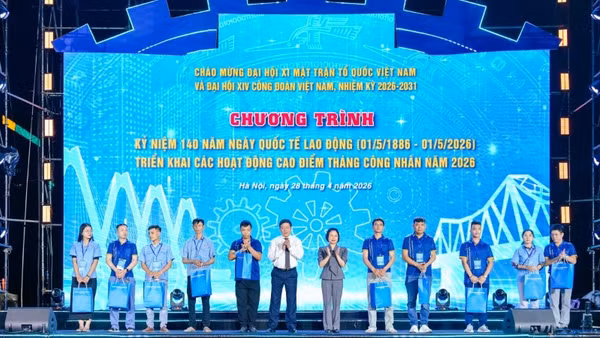 Tặng quà công nhân, lao động Thủ đô nhân Tháng Công nhân.