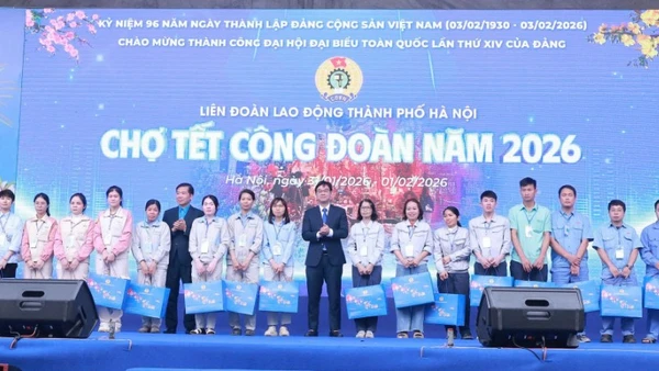 Tặng quà công nhân, lao động có hoàn cảnh khó khăn tại Chợ Tết.