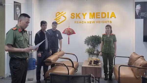 Cơ quan An ninh điều tra Công an thành phố Hà Nội tiến hành khám xét Công ty Sky Media.