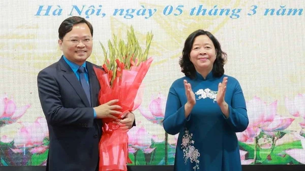 Đồng chí Bùi Thị Minh Hoài tặng hoa chúc mừng tân Chủ tịch Tổng Liên đoàn Lao động Việt Nam Nguyễn Anh Tuấn.