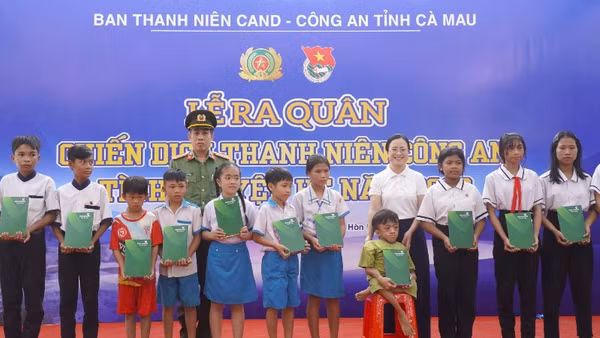 Ban Tổ chức tặng đồ dùng học tập cho học sinh vượt khó địa bàn xã Đá Bạc.