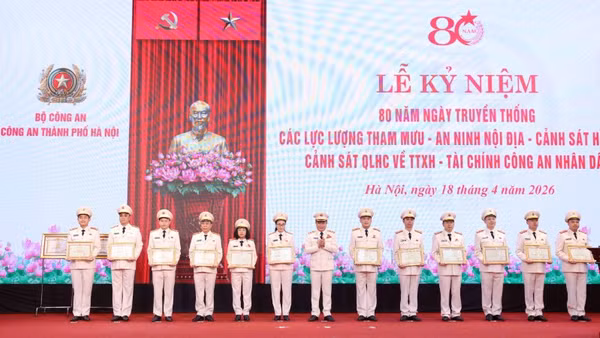 Giám đốc Công an thành phố Hà Nội trao bằng khen tặng các tập thể, cá nhân có thành tích xuất sắc.
