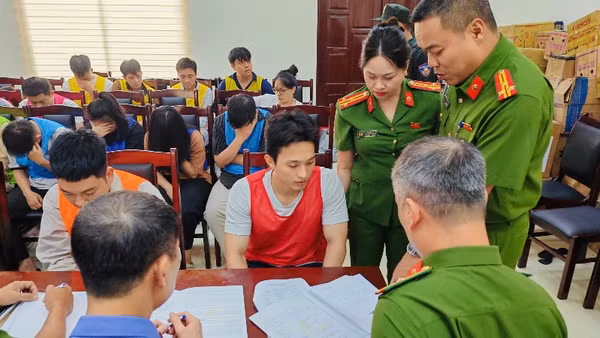 Lực lượng chức năng lấy lời khai các đối tượng liên quan.