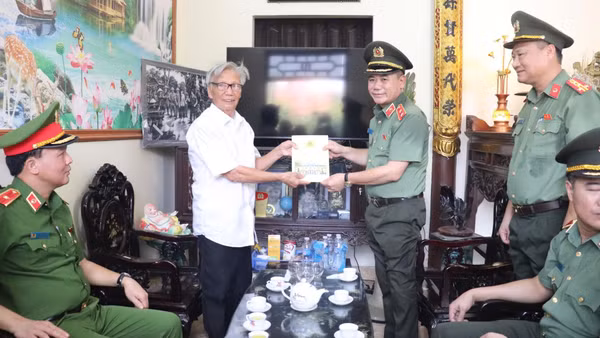 Đoàn công tác thăm hỏi, tặng quà gia đình liệt sĩ Bùi Thị Cúc. (Ảnh: NGỌC BÍCH)