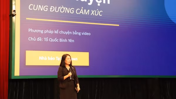 Nhà báo Tạ Bích Loan hướng dẫn, chia sẻ nghệ thuật kể chuyện bằng video.