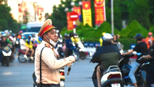 Cảnh sát giao thông cả nước hỗ trợ nhân dân về quê đón Tết an toàn, thông suốt.