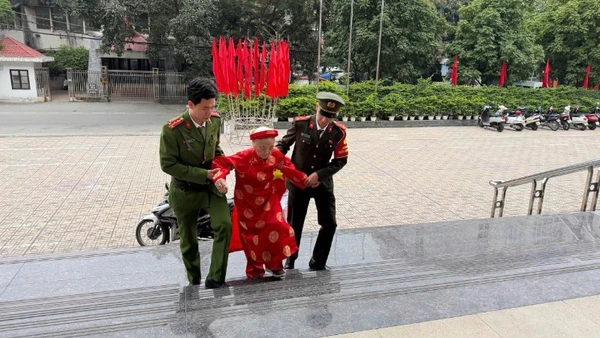 Cán bộ, chiến sĩ Công an phường Đống Đa hỗ trợ cử tri cao tuổi đến địa điểm bỏ phiếu.