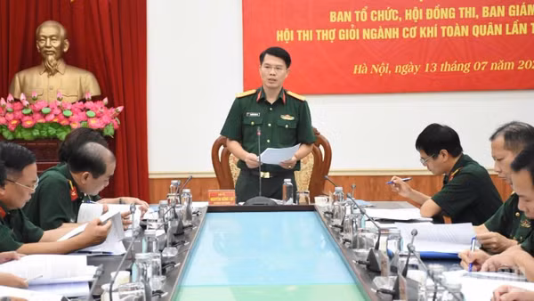 Đại tá Nguyễn Hồng Lợi, Trưởng ban Công đoàn Quốc phòng, Trưởng Ban tổ chức, Chủ tịch Hội đồng thi phát biểu.