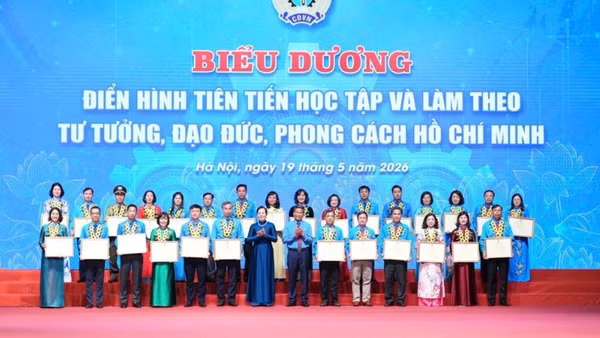 Biểu dương 43 tập thể, 88 cá nhân điển hình tiên tiến trong học tập và làm theo tư tưởng, đạo đức, phong cách Hồ Chí Minh.
