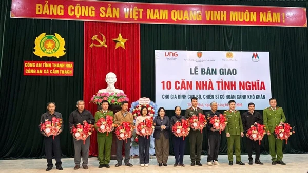 Trao tặng nhà tình nghĩa cho cán bộ, chiến sĩ có hoàn cảnh khó khăn.