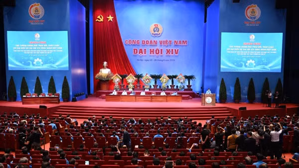 Thủ tướng Chính phủ lắng nghe, trao đổi và bàn những giải pháp thiết thực nhằm nâng cao năng suất lao động, cải thiện đời sống người lao động. (Ảnh: TRẦN HẢI)