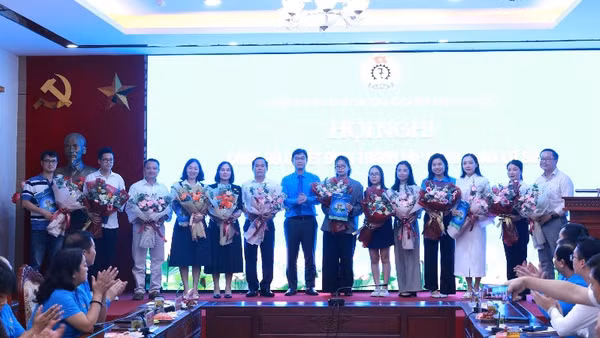 Chủ tịch Liên đoàn Lao động thành phố Hà Nội trao quyết định thành lập Công đoàn cơ sở. (Ảnh: NGỌC ÁNH)