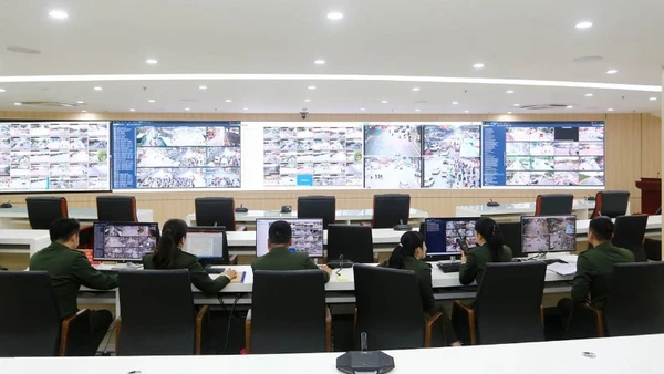 Hàng trăm màn hình lớn nhỏ tại Trung tâm Thông tin chỉ huy Công an Thành phố Hà Nội hiển thị hình ảnh thời gian thực từ hệ thống camera.