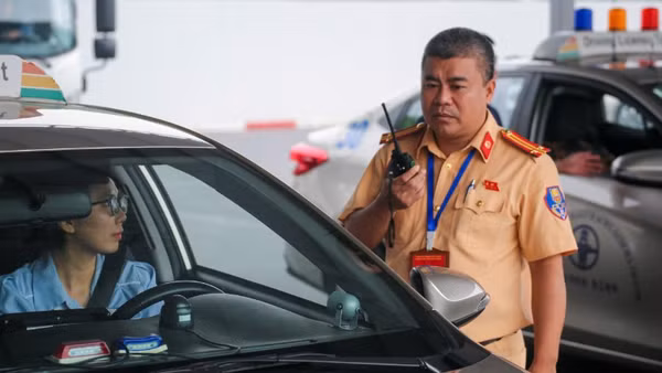 Sát hạch lái xe ô-tô gồm 12 bài.