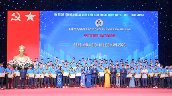 Tuyên dương 100 công nhân giỏi Thủ đô. (Ảnh: HỮU CHÁNH)