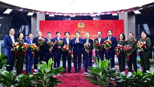 Bộ trưởng Lương Tam Quang tặng hoa chúc mừng lãnh đạo Bộ Y tế, các giáo sư, bác sĩ nhân Ngày Thầy thuốc Việt Nam. 