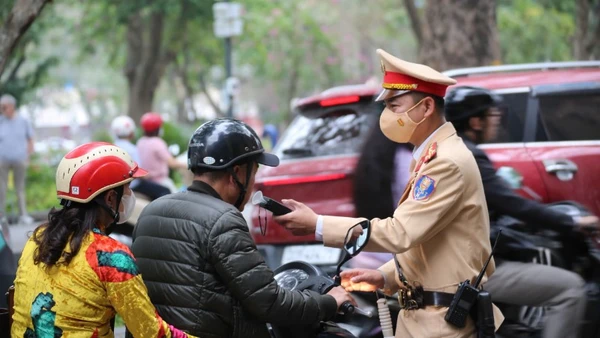 Phòng Cảnh sát giao thông Hà Nội chủ động xây dựng kế hoạch và tổ chức triển khai đồng bộ trên toàn địa bàn từ 10 giờ ngày 17/2 (Mùng 1 Tết).
