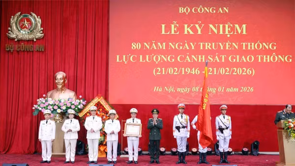 Đại tướng Lương Tam Quang trao tặng Huân chương Quân công hạng Nhất cho lực lượng Cảnh sát giao thông.