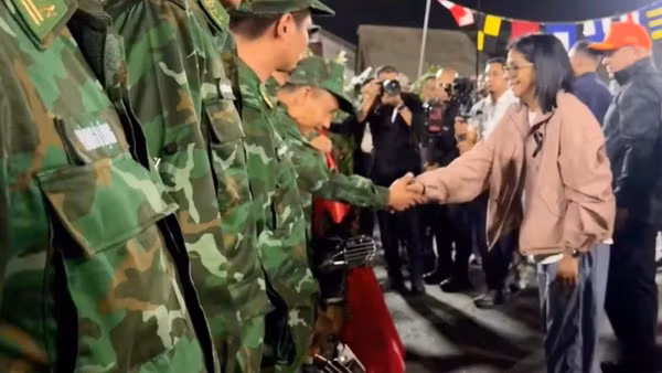 Quyền Tổng thống Venezuela Delcy Eloína Rodríguez Gómez thăm, động viên các huấn luyện viên và chó nghiệp vụ Bộ đội Biên phòng Việt Nam tham gia tìm kiếm, cứu nạn và khắc phục hậu quả động đất tại Venezuela. (Ảnh: Bộ đội Biên phòng)