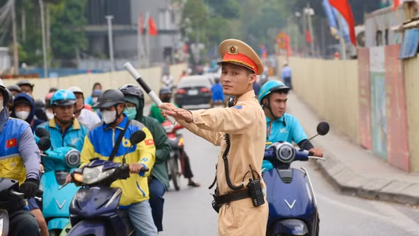 Cảnh sát giao thông làm nhiệm vụ trong giờ cao điểm tại khu vực Dự án đường Vành đai 1, sáng 15/4.