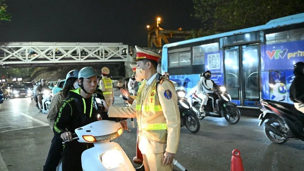 Không ít trường hợp người điều khiển xe máy còn chủ quan, điều khiển xe khi đã uống rượu bia.