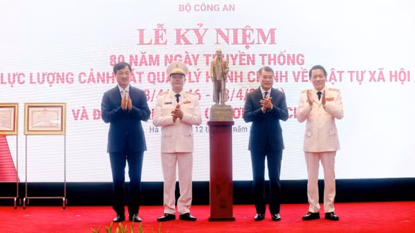 Thủ tướng Chính phủ Lê Minh Hưng và Trưởng ban Tổ chức Trung ương Nguyễn Duy Ngọc trao quà của Tổng Bí thư, Chủ tịch nước Tô Lâm gửi tặng lực lượng Cục Cảnh sát Quản lý hành chính về trật tự xã hội.