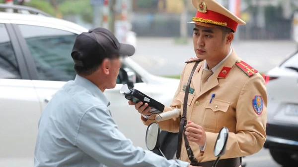 Đồng loạt ra quân xử lý chuyên đề nồng độ cồn trên các tuyến giao thông trong một khung giờ nhất định.