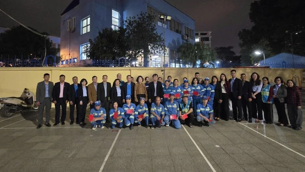 Chủ tịch Liên đoàn Lao động thành phố Hà Nội Nguyễn Văn Thắng tặng quà động viên công nhân môi trường.