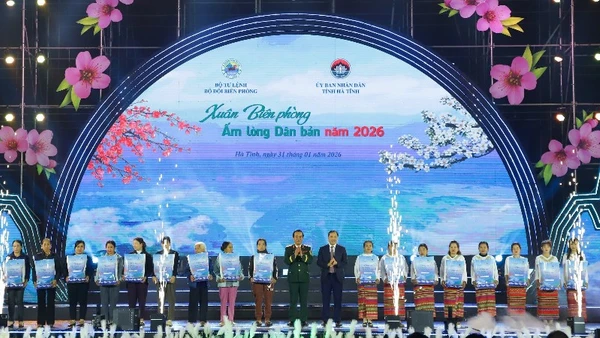 Thượng tướng Lê Đức Thái và đồng chí Hoàng Trung Dũng trao quà tặng 20 hộ gia đình có hoàn cảnh khó khăn của xã Hương Xuân.