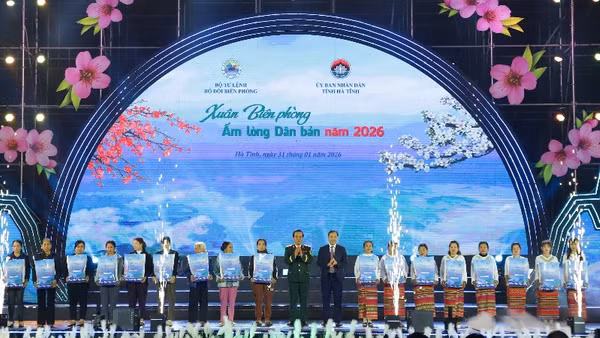 Thượng tướng Lê Đức Thái và đồng chí Hoàng Trung Dũng trao quà tặng 20 hộ gia đình có hoàn cảnh khó khăn của xã Hương Xuân.