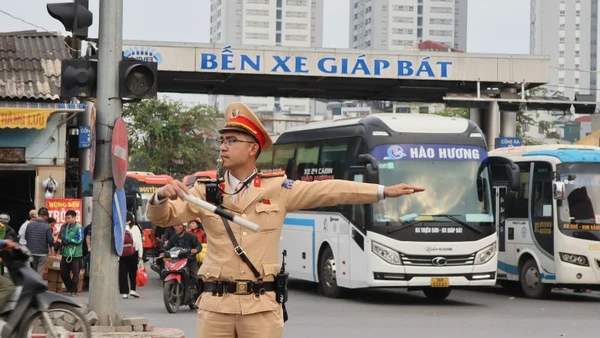 Cảnh sát giao thông Hà Nội làm nhiệm vụ tại bến xe Giáp Bát chiều 13/2. 
