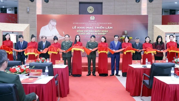 Đại tướng Lương Tam Quang cùng các đại biểu cắt băng khai mạc triển lãm.