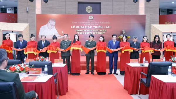 Đại tướng Lương Tam Quang cùng các đại biểu cắt băng khai mạc triển lãm.