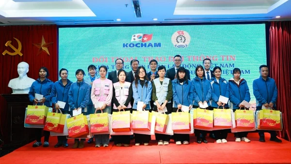 Tặng quà hỗ trợ đoàn viên, người lao động có hoàn cảnh khó khăn trong doanh nghiệp Hàn Quốc.