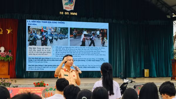 Lực lượng Cảnh sát giao thông tuyên truyền, giáo dục pháp luật về trật tự, an toàn giao thông tại các trường trung học phổ thông trên địa bàn tỉnh Thái Nguyên.
