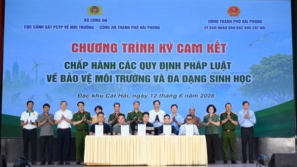 Đại diện hộ kinh doanh ký cam kết “Chung tay bảo vệ nguồn lợi thủy sản, bảo vệ môi trường, bảo vệ đa dạng sinh học và nói không với khai thác tận diệt”.