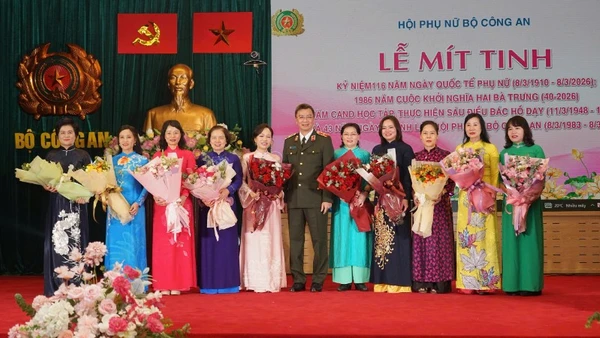 Cục trưởng Cục Công tác chính trị Phạm Kim Đĩnh tặng hoa các đồng chí lãnh đạo nữ Công an.