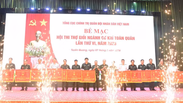 Thượng tướng Lê Quang Minh trao Cờ của Chủ nhiệm Tổng cục Chính trị tặng các tập thể đạt thành tích cao tại hội thi. (Ảnh: ANH KIM)