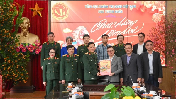 Tổng Biên tập Lê Quốc Minh trao tặng các ấn phẩm Tết của Báo Nhân Dân đến cán bộ, chiến sĩ Cục Tuyên huấn (Tổng cục Chính trị Quân đội nhân dân Việt Nam).