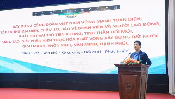 Đồng chí Ngọ Duy Hiểu, Phó Bí thư Thường trực Đảng ủy, Phó Chủ tịch Thường trực Tổng Liên đoàn Lao động Việt Nam, phát biểu tại hội nghị.