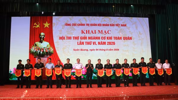 Thượng tướng Lê Quang Minh trao cờ lưu niệm tặng các đơn vị tham gia hội thi. (Ảnh: Kim Anh)