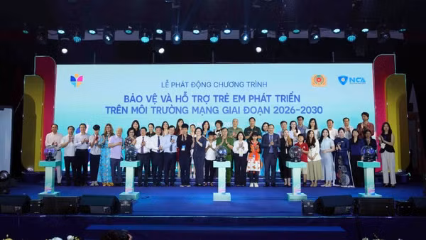 Đại biểu dự Lễ phát động Chương trình “Bảo vệ và hỗ trợ trẻ em phát triển trên môi trường mạng giai đoạn 2026-2030”.