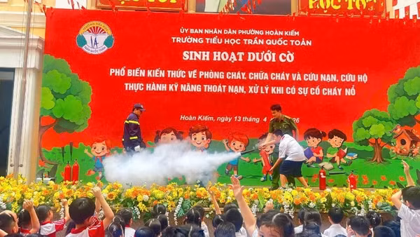 Hướng dẫn kỹ năng chữa cháy, thoát nạn thoát hiểm cho học sinh Trường tiểu học Trần Quốc Toản.