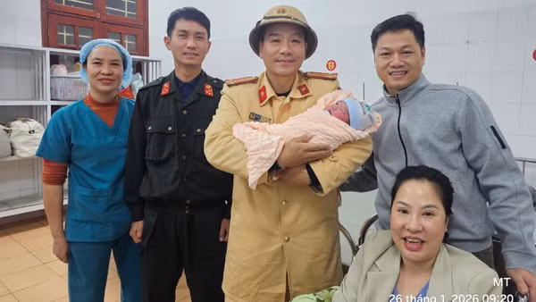 Gia đình sản phụ Hoàng Thùy D, chân thành cảm ơn lực lượng chức năng đã giúp đỡ trong cơn nguy cấp.