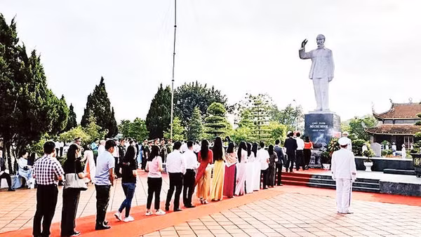 Quảng trường Khu di tích quốc gia đặc biệt Chủ tịch Hồ Chí Minh trên đảo Cô Tô (Ảnh QUANG THỌ) 