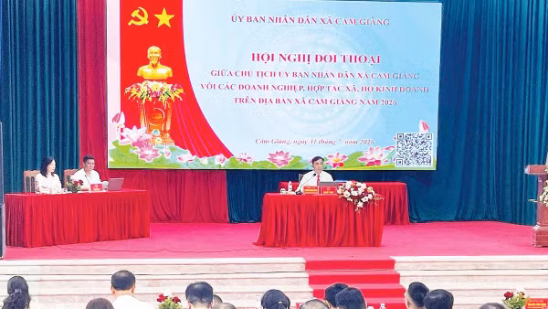 Lãnh đạo Ủy ban nhân dân xã Cẩm Giàng đối thoại với doanh nghiệp, hợp tác xã và các hộ kinh doanh. 