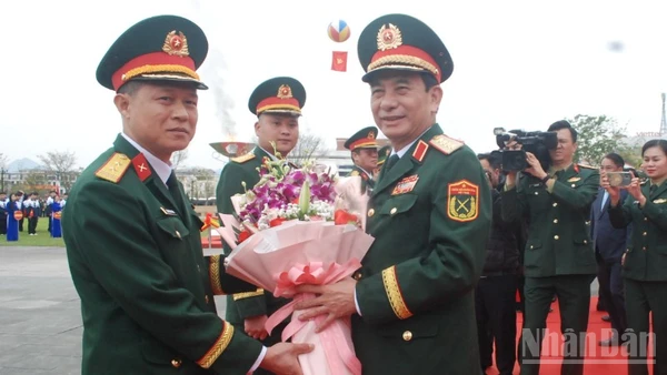 Đại tướng Phan Văn Giang, Bộ trưởng Quốc phòng tặng hoa cho đơn vị tiếp nhận tân binh.